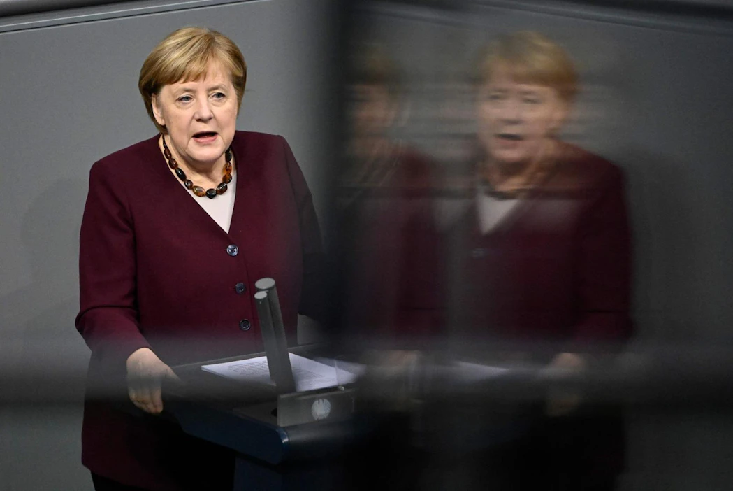 Deutsche Wellen mukaan Saksan liittokansleri Angela Merkel vaatii hiihtokeskuksien sulkemista loppuvuodeksi. LEHTIKUVA/AFP