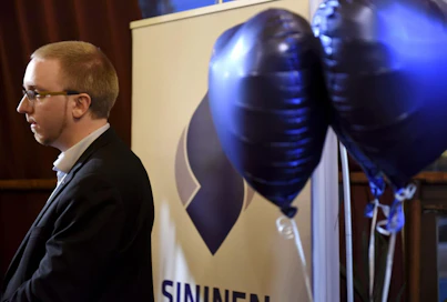 Sinisten Simon Elo puolueen vaalivalvojaisissa Helsingissä.