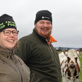 Ella Mustakangas ja Jyrki Nykänen hoitavat reilun 70 lehmän lypsykarjatilaansa suurella tunteella. &quot;Karja ei ole kasvotonta massaa. Jokainen on yksilö, joten niitä täytyy myös hoitaa yksilöllisesti.&quot;