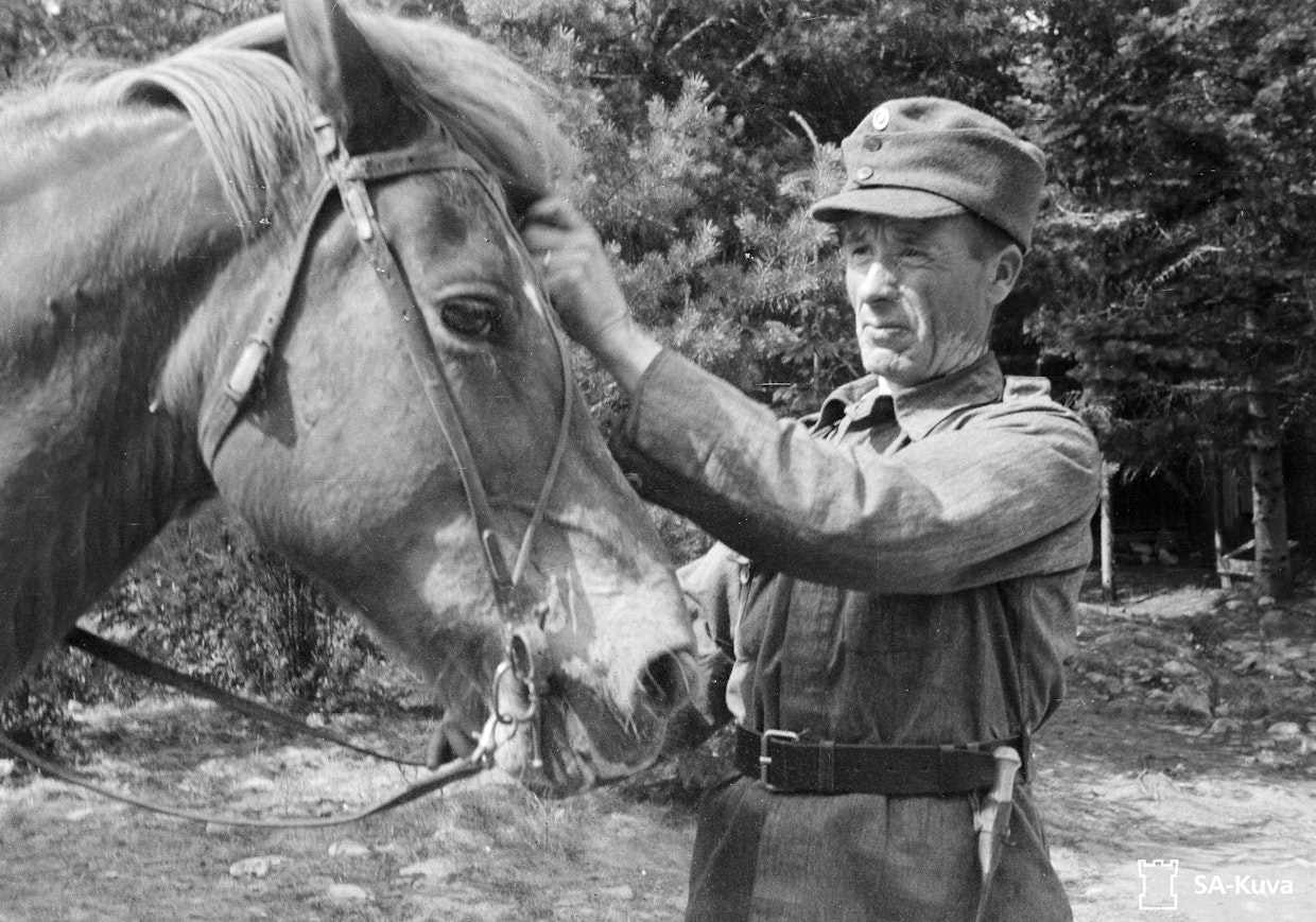 SA-kuva-arkiston kirjaama harvinainen tapahtuma: isäntä tapaa oman hevosensa. Kuva Hangon lohkolta vuodelta 1941.