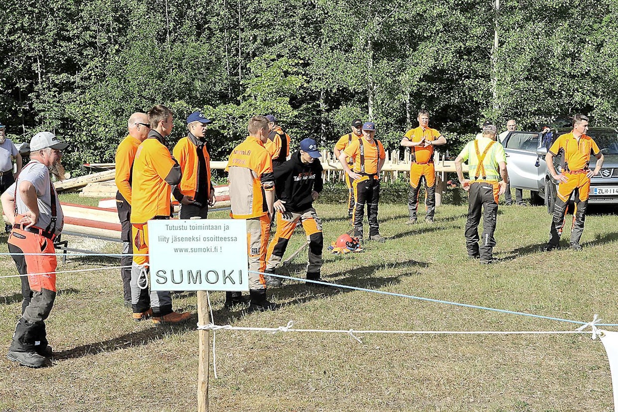 Kilpailussa oli mukana myös virolaisia kilpailijoita sekä Evon metsäoppilaitosen oppilaita. Punahousuinen takarivin taavi eli Esa Tumelius teki jälleen perusvarmaa ja tarkkaa työtä napaten pääsarjan kolmossijan myötä itselleen paikan Norjan MM-kisareissuun.