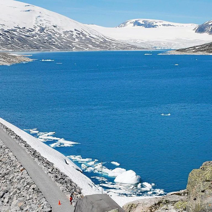 Norjalaisen Statkraft-energiayhtiön voimala hyödyntää Styggevatn-järven sijaintia 1200 metriä merenpinnasta ylös.