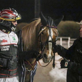 Mika Forss ja Jussi Suominen ihailevat valmennustallin menestyneimmän hevosen Juliette Laxin, ja miksi ei? Tamma on sekä todella juoksija että todella kaunis.