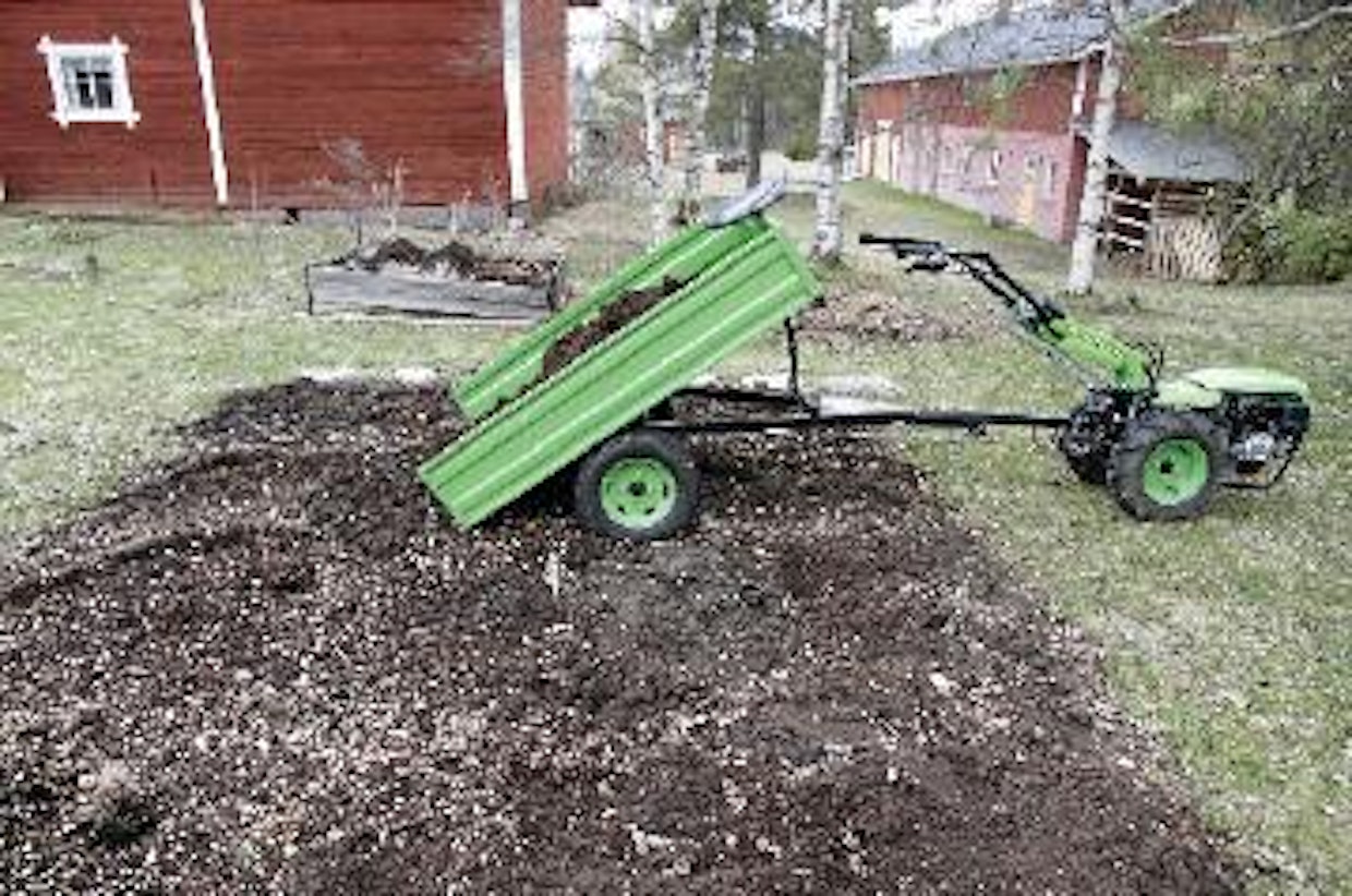 Peräkärryn kippi nousee käsivoimin. Tuki pitää lavan ylhäällä kuorman purkamisen ajan. Kippaaminen on varsin kevyttä, sillä nivelpiste on lavan keskikohdalla.