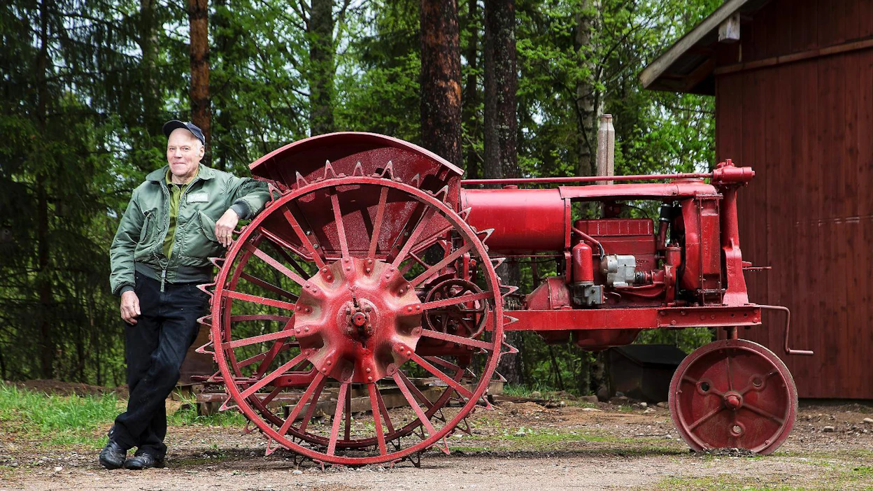 Eläkkeellä oleva Veli Ylöstalo vaalii vanhoja traktoreita. Varsinainen aarre on 1930-luvulla valmistettu Farmall F-12, joka tulee nähtäväksi MTK:n konekavalkadiin perjantaina.