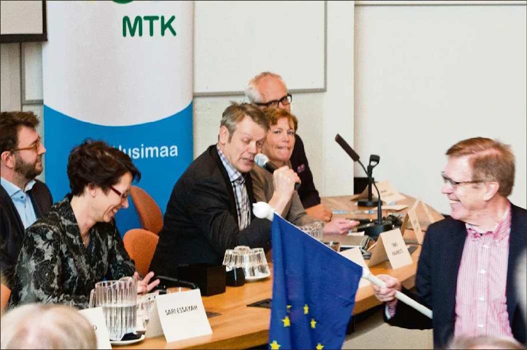 Jarmo Hyytiäinen marssi EU-lipun kanssa, kun Timo Kaunisto muisteli mikrofoniin EU-jäsenyyden vastustustaan. Paneeliin osallistuivat myös Timo Harakka (vas.), Sari Essayah, Christina Gestrin ja Petri Sarvamaa. Markku Vuorikari
