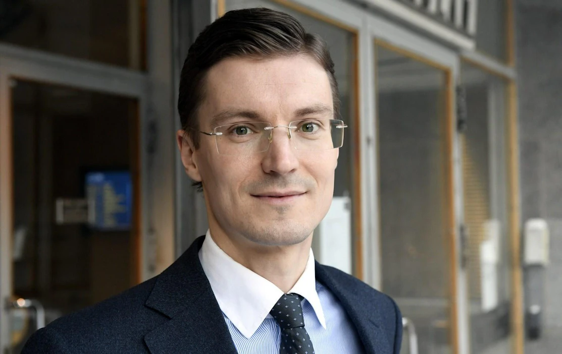 Markkinoinnin professori Jaakko Aspara Hankenilta muistuttaa älypuhelimen käyttäjien vaatimuksista. LEHTIKUVA / Jussi Nukari