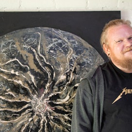 Markku Haanpään polku taiteilijana on ollut pitkä ja kivinen. ”Olen kuitenkin onnellinen juuri tässä hetkessä”, hän sanoo. Teos taustalla on nimeltään Maa-maalaus III.