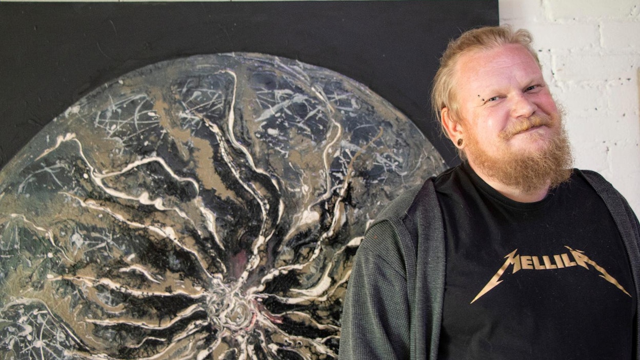 Markku Haanpään polku taiteilijana on ollut pitkä ja kivinen. ”Olen kuitenkin onnellinen juuri tässä hetkessä”, hän sanoo. Teos taustalla on nimeltään Maa-maalaus III.