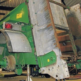 Göma kunnostaa vaihdossa tulleet käytetyt vaunut ennen niiden myyntiä. Samsonin kuivalantavaunu on työn alla Göman tuotantohallissa.