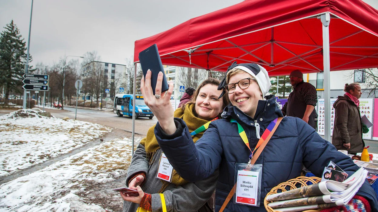 Kaupunginvaltuutettu Minttu Sillanpää (oik.) vastustaa sotessa pakkoyhtiöittämistä. ”Maakunnat tarvitsevat tulevaisuudessa verotusoikeuden.” Mukana selfiessä ehdokas Catriona Robson.
