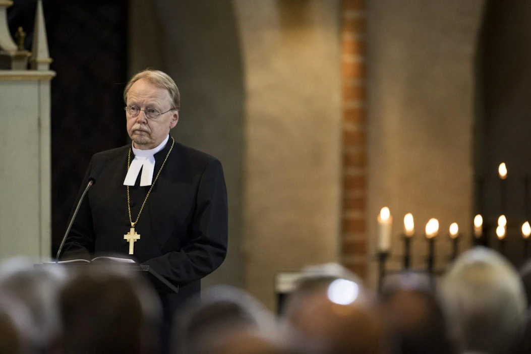 Arkkipiispa Kari Mäkinen luovuttaa messun päättyessä viran tunnukset eli piispansauvan ja -ristin. LEHTIKUVA/AFP