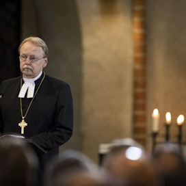 Arkkipiispa Kari Mäkinen luovuttaa messun päättyessä viran tunnukset eli piispansauvan ja -ristin. LEHTIKUVA/AFP