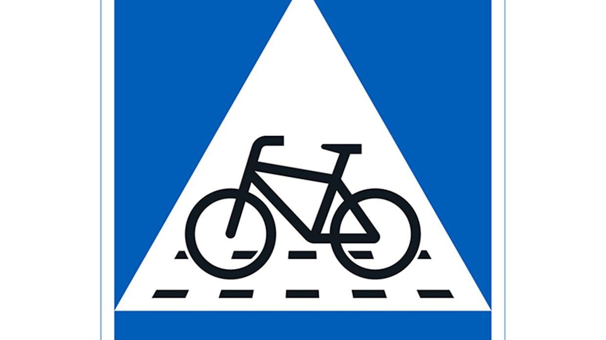 Pyörätien jatkeesta kertova merkki muistuttaa vanhaa tuttua suojatien merkkiä.