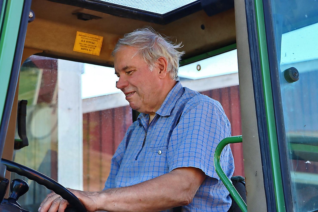 Esa Hännikäinen tekee edelleen lumitöitä Fendt Farmerillaan.