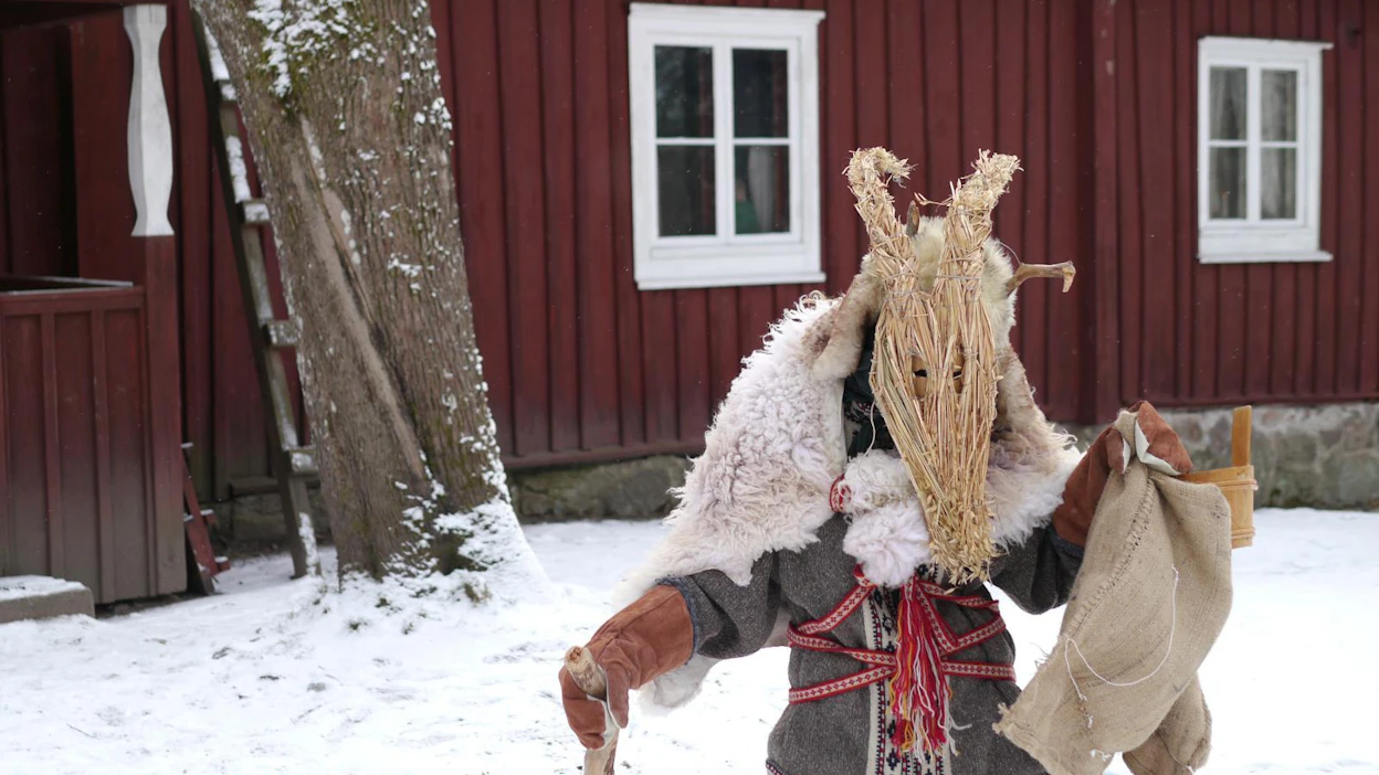 Nuuttipukki oli esikuva joulupukille. Alun perin nuuttipukiksi pukeutuva käänsi turkin nurinpäin, laittoi kasvoille tuohi- tai nahkanaamarin ja päähän pukinsarvet.