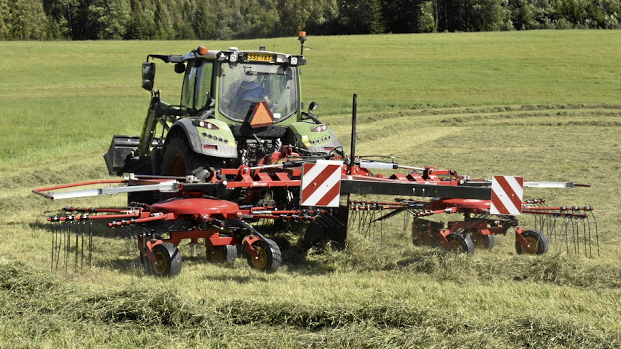 Fransgårdin mallistossa on useampia yhden tai kahden roottorin karhottimia. Koneviestin testissä oli suurin malli, jonka työleveys on 7 metriä.