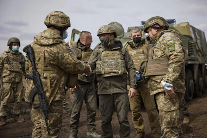 Etyj eli Euroopan Turvallisuus- ja Yhteistyöjärjestö raportoi säännöllisesti itäisen Ukrainan konfliktialueen tulitaukorikkomuksista. Kuvassa Ukrainan presidentti Volodymyr Zelensky vieraili torstaina Itä-Ukrainan konfliktialueella tapaamassa ukrainalaisia sotilaita.