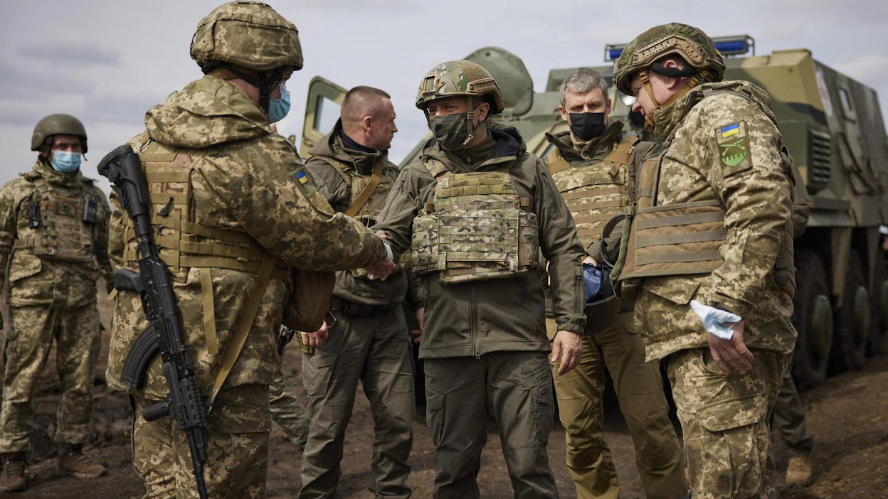 Etyj eli Euroopan Turvallisuus- ja Yhteistyöjärjestö raportoi säännöllisesti itäisen Ukrainan konfliktialueen tulitaukorikkomuksista. Kuvassa Ukrainan presidentti Volodymyr Zelensky vieraili torstaina Itä-Ukrainan konfliktialueella tapaamassa ukrainalaisia sotilaita.