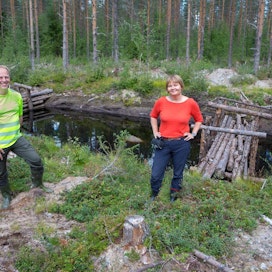 Janne Soimasuo ja Krista Kimmo Metsä Groupista tutustuivat Karstulan Rantakylässä yksityismetsänomistajan mailla kohteeseen, jossa testataan vesienpuhdistusmenetelmää puurakenteiden avulla.
