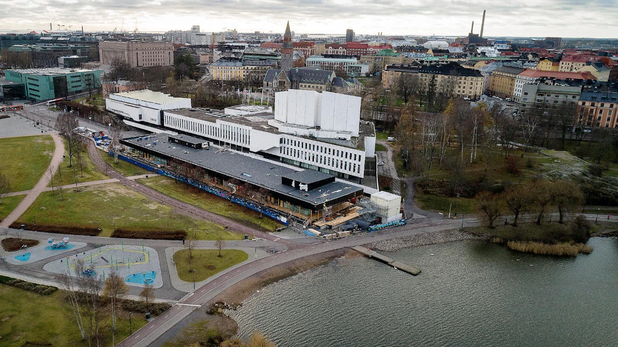 50-vuotias Finlandia-talo on Suomen kansainvälisesti tunnetuimpia rakennuksia. Sen eteen valmistunut Pikku-Finlandia toimii kokous- ja juhlatilana päärakennuksen peruskorjauksen ajan.