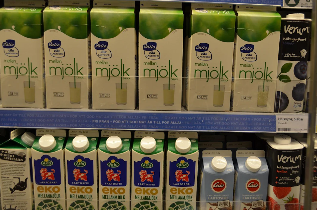 Luomumaitoja ruotsalaiskaupan hyllyssä. Ylähyllyllä myös suomalaista tavanomaisesti tuotettua maitoa.