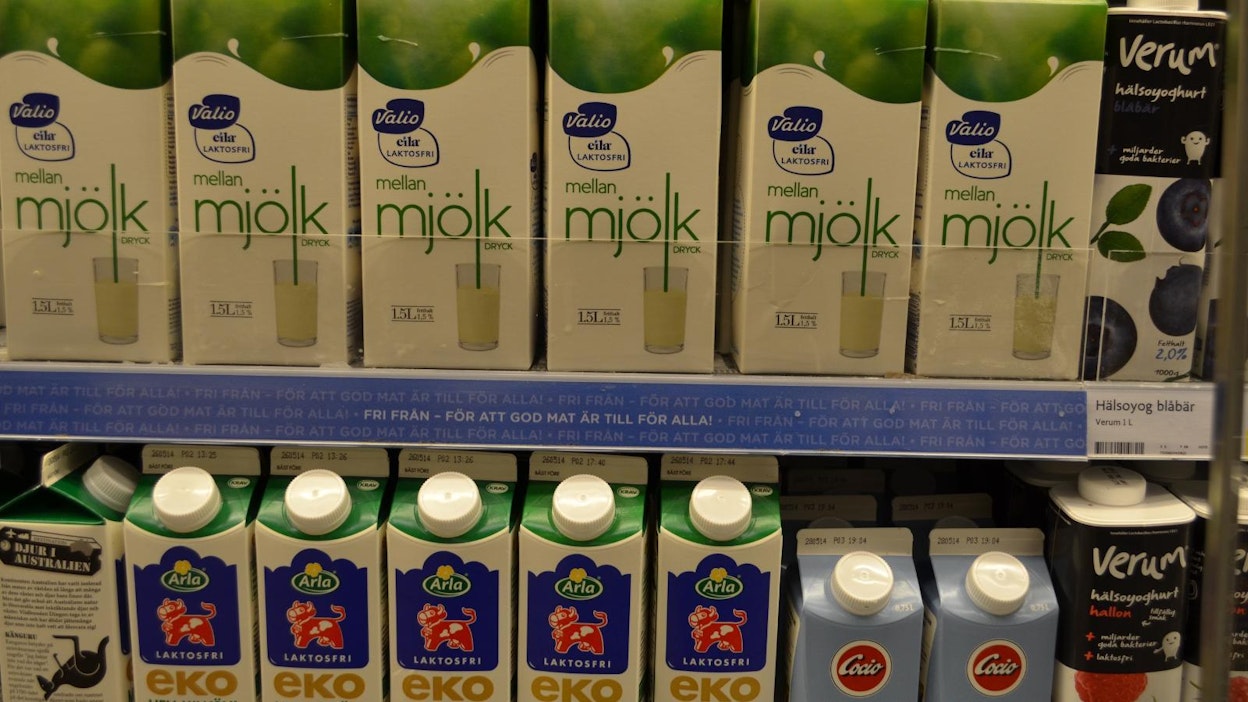 Luomumaitoja ruotsalaiskaupan hyllyssä. Ylähyllyllä myös suomalaista tavanomaisesti tuotettua maitoa.