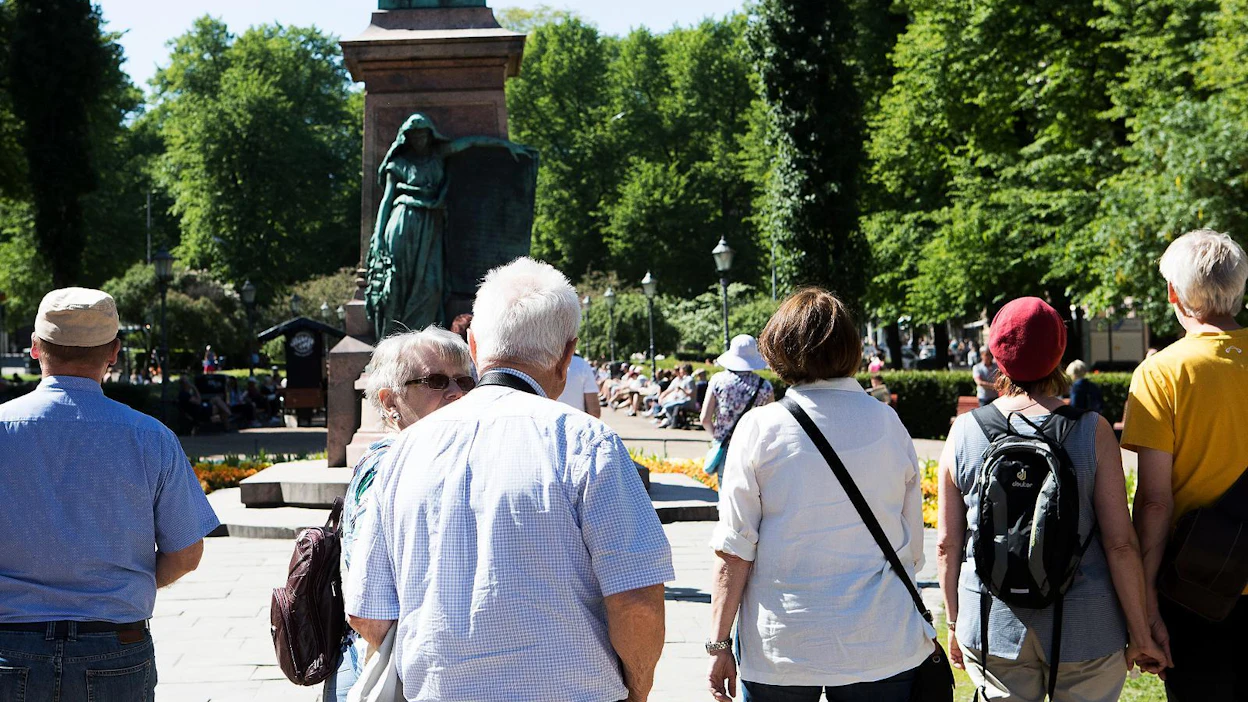 Vuonna 2019 venäläiset olivat selvästi suurin matkailijaryhmä 12 prosentin osuudella ja 814 600 yöpymisellä Suomessa. Kuvassa on venäläisiä turisteja Helsingin Esplanadilla.