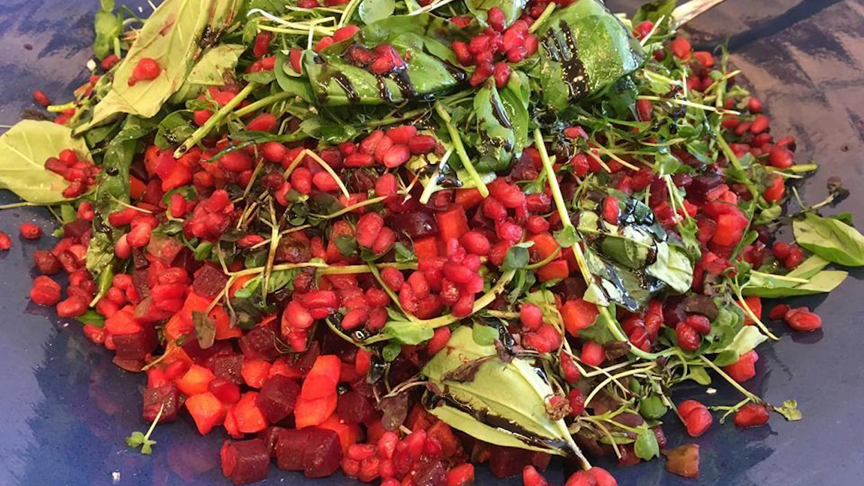 Valmisruokia ostetaan joulupöytäänkin, mutta ne tuunataan oman näköisiksi. Rosollin voi esimerkiksi höystää yrteillä ja salaatilla ja maustaa balsamicolla.