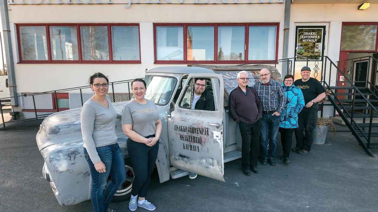 Vuosittainen puukkotapahtuma on Kauhavan puukkofestivaalit ry:n voimainponnistus. Teija Valtee (vas.), Jenni Köykkä, Tuomas Lahdenperä, Timo Lauri, Jyrki Lahti, Kirsti Karppinen ja Jarkko Haukkala kokoustivat toukokuussa Iisakki Järvenpään puukkotehtaalla.