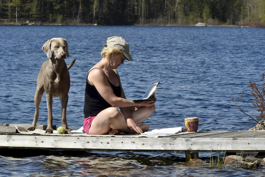 Lisääntynyt etätyö sai suomalaiset mökeilleen, mutta tulevaisuudessa ihmiset todennäköisesti pakkautuvat silti edelleen kasvukeskuksiin.