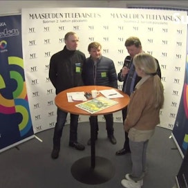Mikko Korte (vas.), Erkki Pajukoski, Jouni Kemppainen ja Elina Päivärinta keskustelevat maidosta.