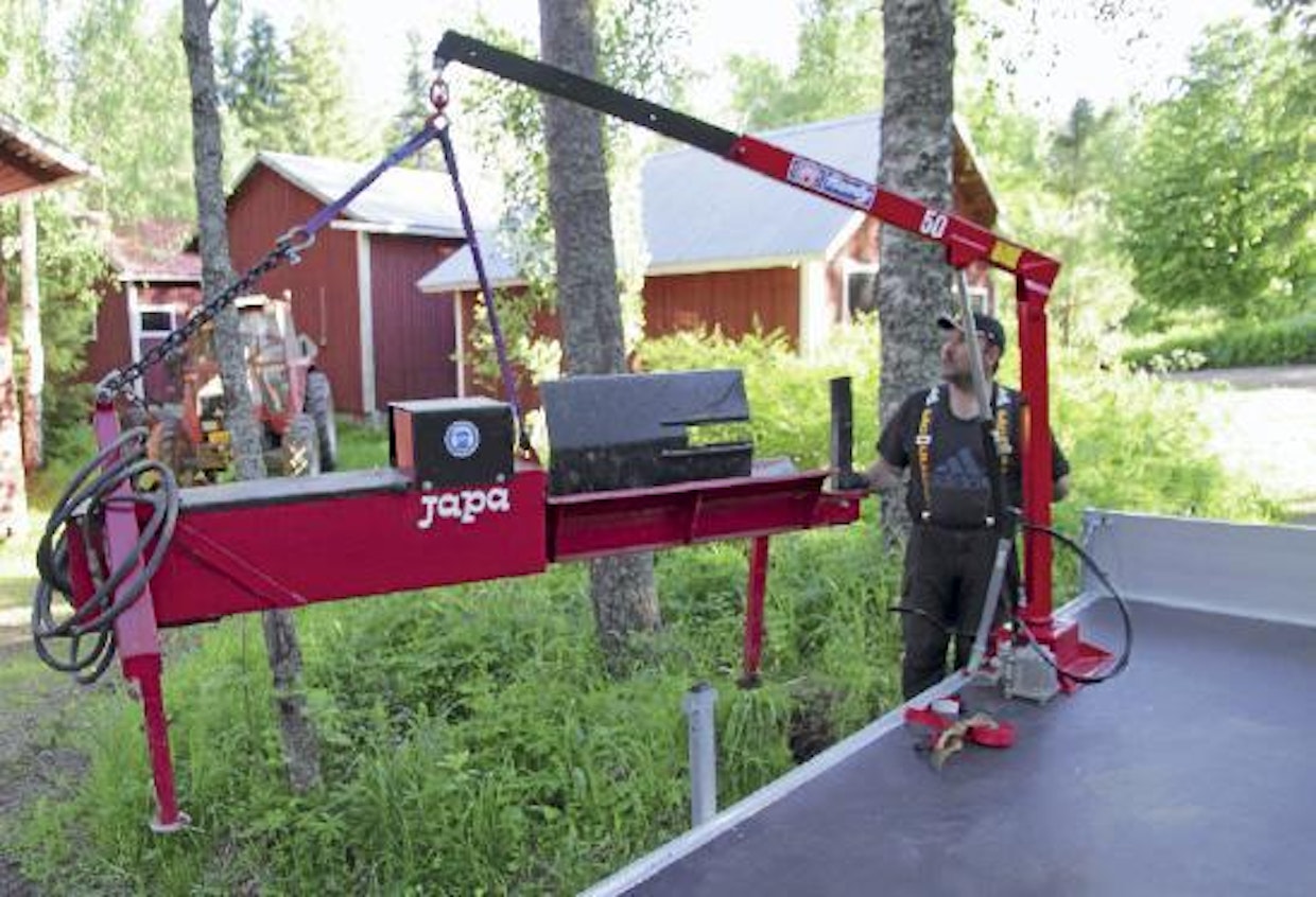 Erilaisten työkoneiden ja -välineiden nostaminen onnistuu ilman etukuormaajaa tai puutavarakuormainta. Nosto ja kääntäminen tapahtuvat hallitusti. HFM:n laskuventtiili on kuristimellinen, eikä päästä taakkaa laskeutumaan liian nopeasti. Venttiilin pystyy jättämään erittäin hitaaseen laskuasentoon, jolloin voi rauhassa ohjata taakkaa.