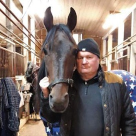 Kimmo Pekkala korostaa, että on saanut kokea hevosten kautta paljon hienoja asioita. Kuvassa hän on Teivossa Conny Sisun kanssa.