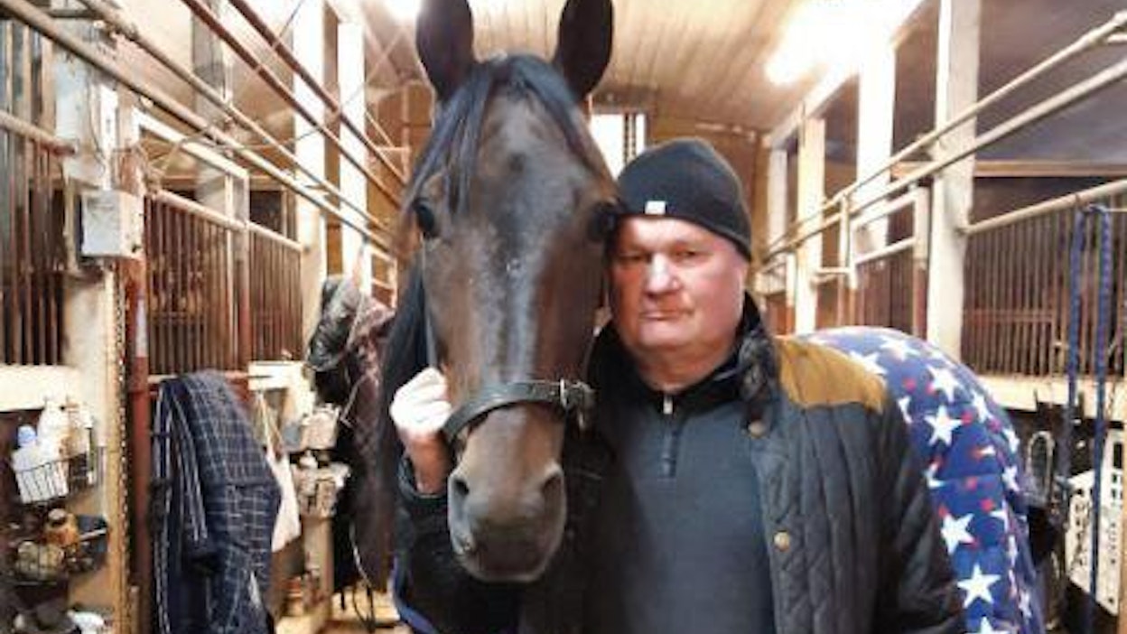 Kimmo Pekkala korostaa, että on saanut kokea hevosten kautta paljon hienoja asioita. Kuvassa hän on Teivossa Conny Sisun kanssa.