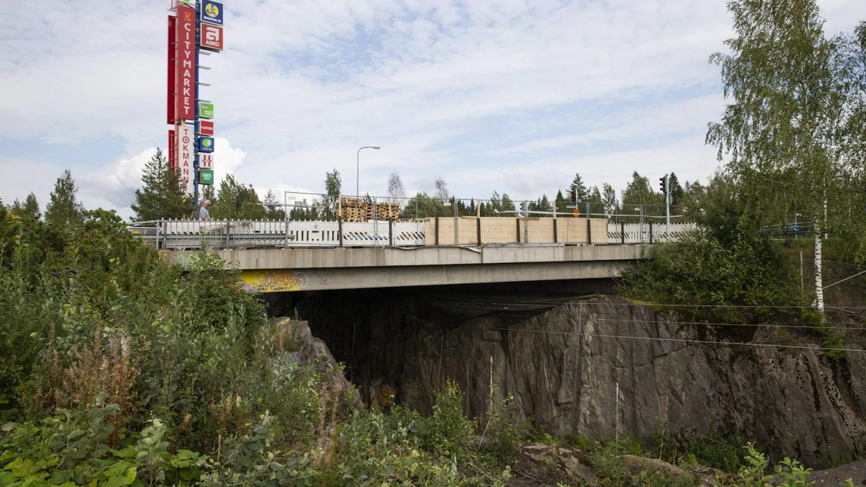 Linja-auto törmäsi viiteen henkilöautoon ja syöksyi sen jälkeen useiden metrien matkan sillalta alas junaradalle Kuopiossa.