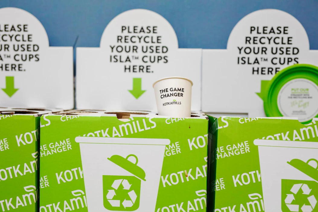 Ensimmäisessä vaiheessa KooKoon kotiareenan kahvikupit vaihtuvat Kotkamillsin kartongista valmistettuihin kuppeihin, ja kioskeihin tulee tarjolle samasta materiaalista valmistettuja kahvi- ja pullatarjottimia
