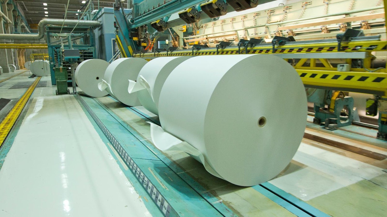 Sanomalehtipaperia valmistavat koneet pysähtyvät UPM:n Kaipolan tehtaalla lopullisesti, kun tehdas suljetaan joulukuun puoliväliin mennessä. Arkistokuva on Kaipolan tehtaalta.