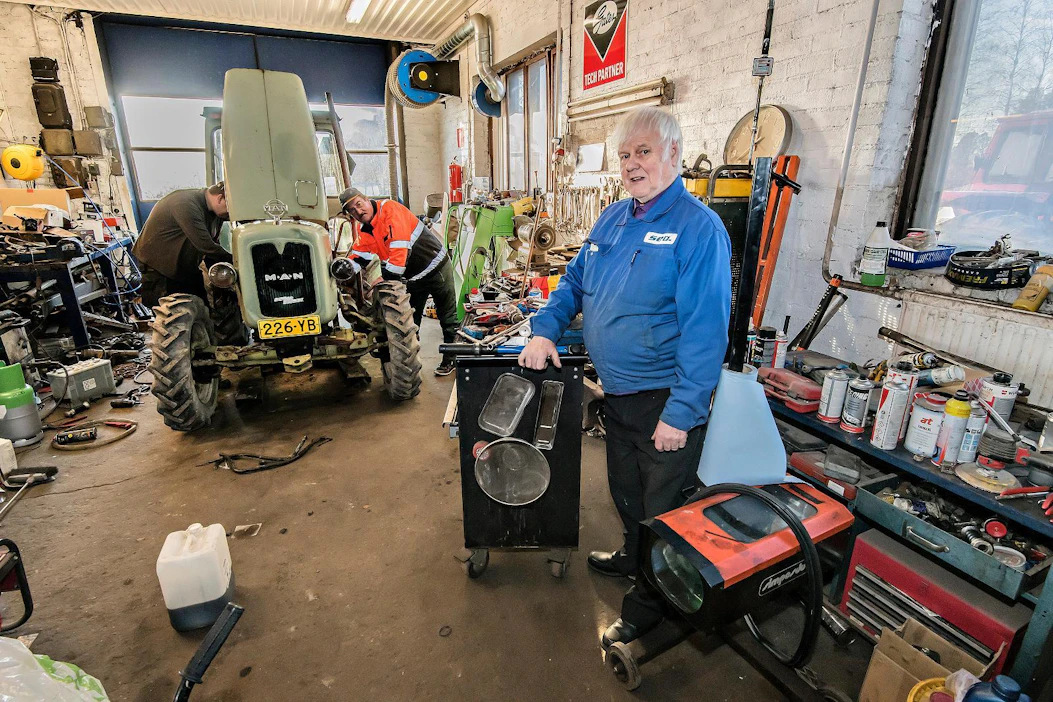 Lehmäjoen Huolto ja Baari on toiminut yli puoli vuosisataa ja korjannut lukuisat autot, traktorit, puimurit ja ruohonleikkurit. ”Tämon tälläästä katoavaa kansanperinnettä”, yrittäjä Aaro Mäkynen luonnehtii. Taustalla työntekijä Jukka Lintala korjaa Tarmo Karhun kanssa tämän vanhaa MAN-traktoria.
