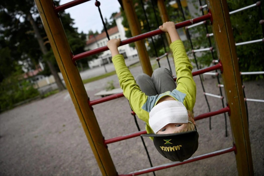 Korona-aikana kaverusten leikit ovat saattaneet jäädä tavallista vähemmälle, mikä on voinut lisätä lasten yksinäisyyttä. Kuvituskuva.