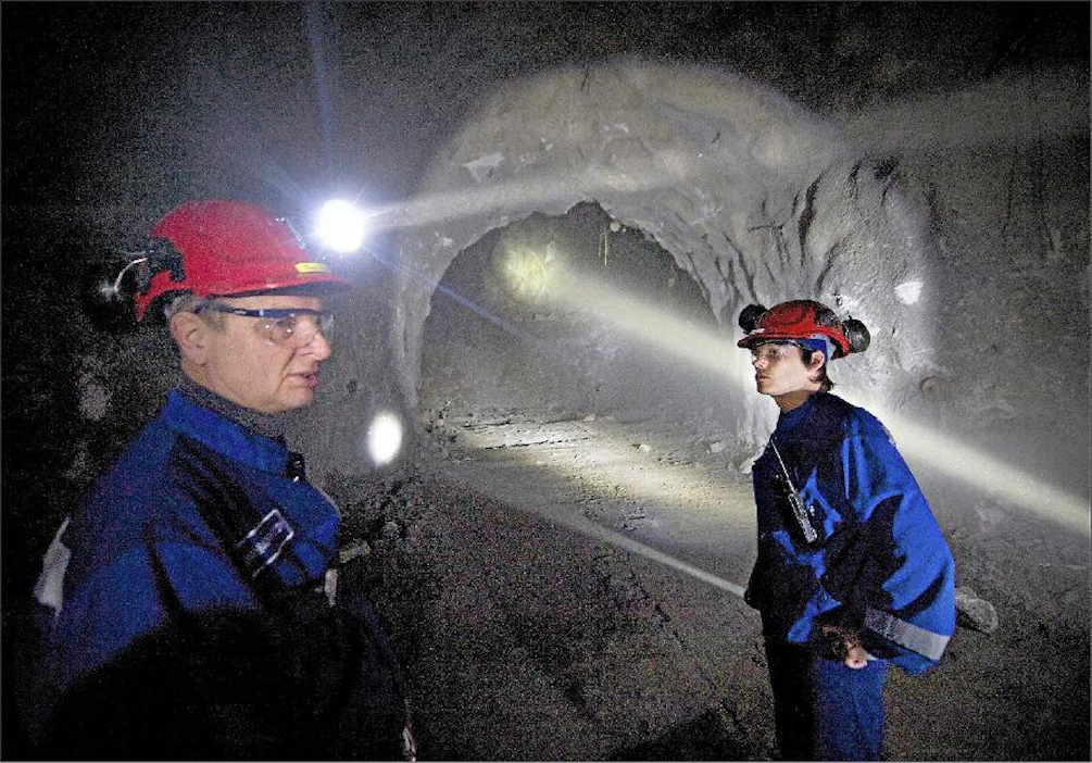 Laguna-tutkimushanketta suunnitellaan sijoitettavaksi Pyhäsalmen kaivoksen yhteyteen. Geologi Timo Mäki (vas.) ja käyttöinsinööri Juhani Tiikkaja tutustuivat miltei puolentoista kilometrin syvyydessä sijaitseviin louhos-tunneleihin. ESKO KESKI-VÄHÄLÄ