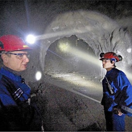 Laguna-tutkimushanketta suunnitellaan sijoitettavaksi  Pyhäsalmen kaivoksen yhteyteen. Geologi Timo Mäki (vas.) ja käyttöinsinööri Juhani Tiikkaja tutustuivat miltei puolentoista kilometrin syvyydessä sijaitseviin louhos-tunneleihin. ESKO KESKI-VÄHÄLÄ