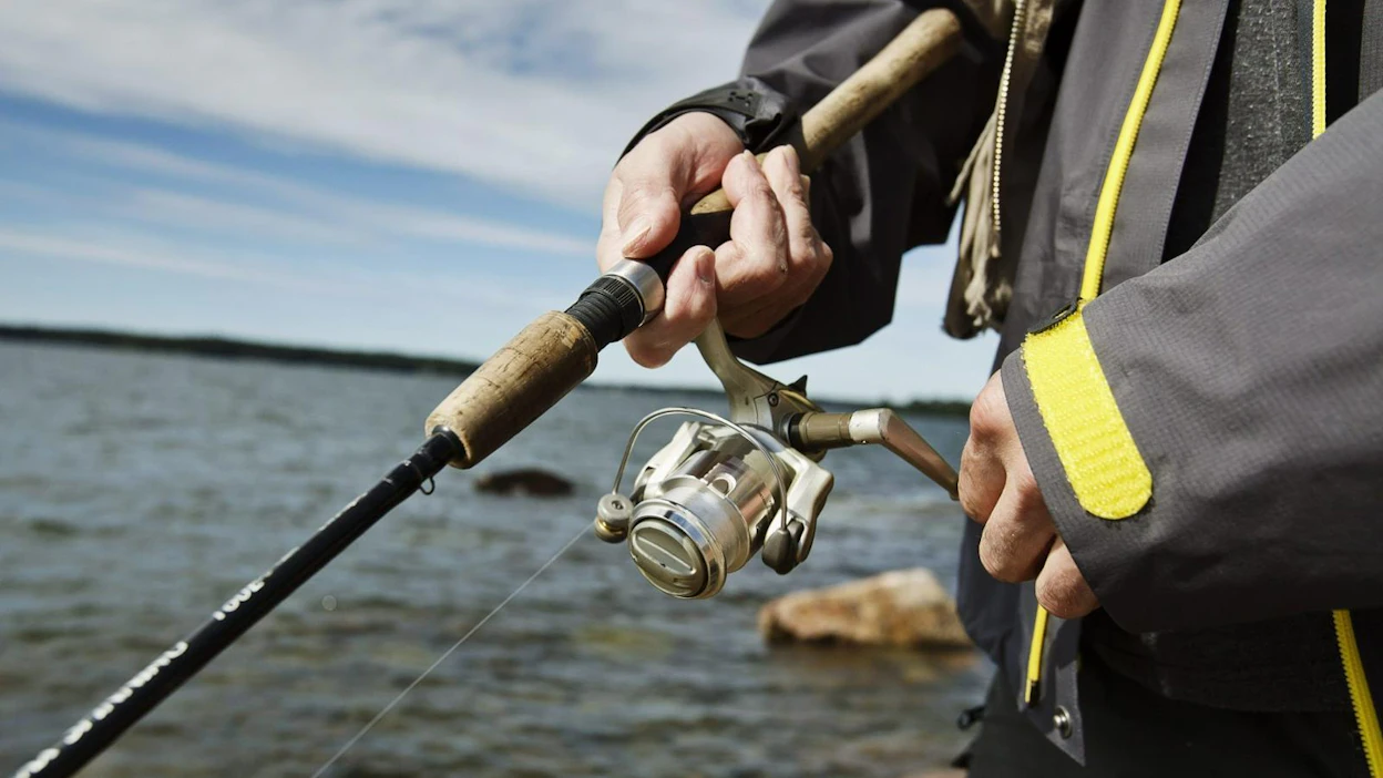 Harrastelijakalastajankin on hyvä olla selvillä kalastuksen lainsäädännöstä. Lehtikuva / Roni Rekomaa