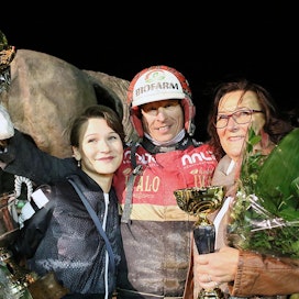 Sairauslomalta ajotehtäviin palannut Tapio Perttunen voitti Kymenlaakso-Ajon neljännen kerran. Kainaloonsa hän sai Jolly Royn omistaja Riikka Avotien sekä tämän mummun Seija Sipilän.