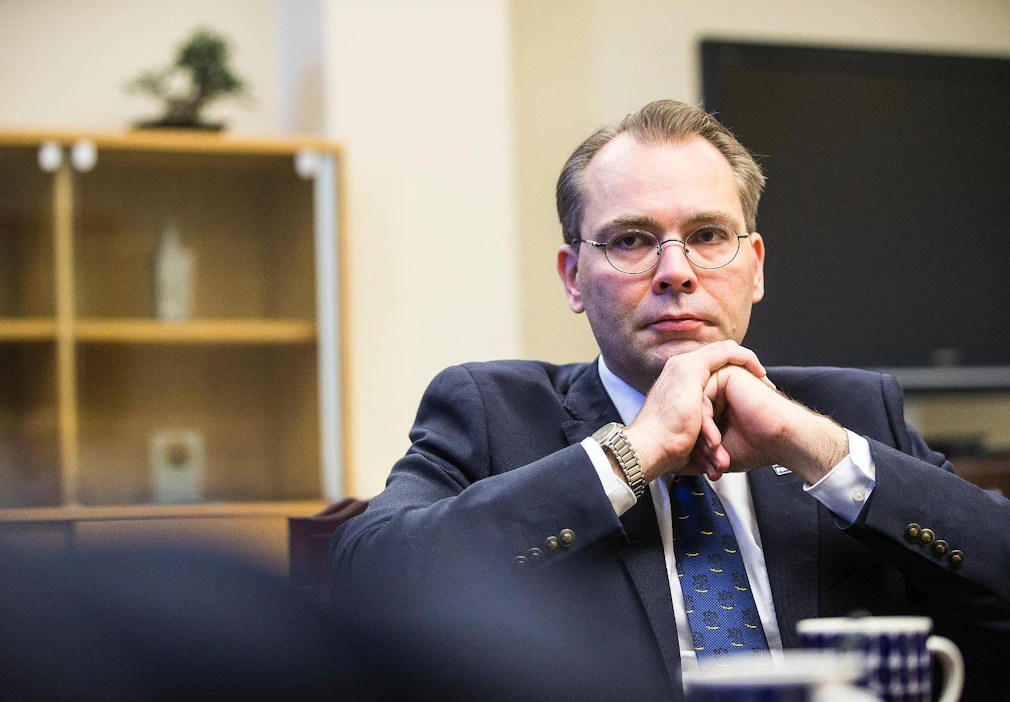 Puolustusministeri Jussi Niinistö kertoo MT:n haastattelussa edelleen pohtivansa, lähteekö hän ehdolle perussuomalaisten presidenttiehdokkaaksi. "Puolueella pitää olla oma ehdokas. Katsotaan, kuinka monta Niinistöä on ehdolla."
