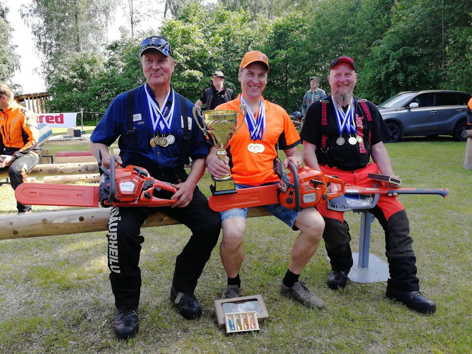 Moottorisahauksen SM-kisoissa hopeaa otti Pentti Paananen (vas.), pronssia Esa Tumelius (oik.) ja voiton vei Jukka Perämäki (keskellä).