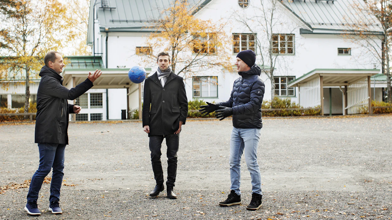 Jyväskyläläiset yrittäjät Joni Kettunen (kuvassa vasemmalla), Kimmo Louhelainen ja Niko Frilander kopittelivat pallolla Muuratsalon koulun pihamaalla. Lähipalveluista huolestuneet yrittäjät heittävät pallon myös kuntapäättäjien suuntaan. ”Olisi mukava kuulla kaupungilta, aiotaanko näitä alueita ensi vuonna kehittää vai ajaa alas”, Kimmo Louhelainen kysyy.
