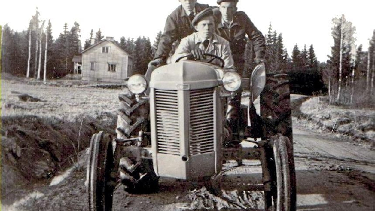 Kumipyörä alkoi yleistyä heti, kun sota-ajan aiheuttama raaka-ainepula alkoi hellittää 40-luvun lopulla. Ensimmäisiä yleisempiä kumipyörätraktoreita olivat Fordson Major ja Ferguson. Hidas Mörkö-Majuri oli enemmän peltotraktori, mutta yli 20 km/h liikkunutta Fergusonia pystyi käyttämään maantiellä. Mihin lie miehet matkalla näin määrätietoisina kravatit kaulassa?