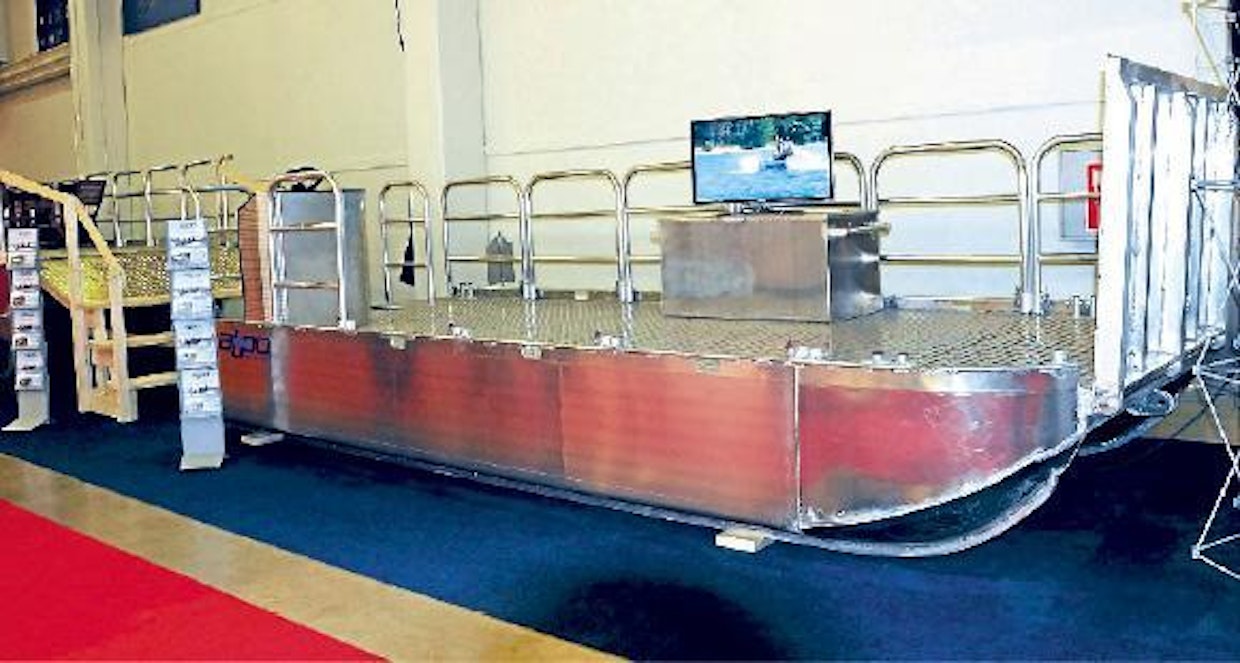 Raumalla valmistettu Alpo-työvene on mielenkiintoinen uutuus. Vene on katamaraani eli kaksirunkoinen alumiinivene. Malleja on kolme. 900-kiloinen Alpo 1 on 6 m pitkä, 2,5 m leveä ja kantaa 1500 kg. Alpo 2 on 9 m pitkä, 3,4 m leveä ja kantaa 4000 kg. Alpo X on asiakkaan tarpeiden mukaan räätälöity, maksimissaan 12 m pitkä, 4,4 m leveä ja 6500 kg kantava malli. Kaikissa Alpo-veneissä on tasainen kansi. Keulaan on mahdollista asentaa lastausramppi. Katamaraani-tyyppisen veneen etuna on lauttaan verrattuna selvästi suurempi ajonopeus, mutta miinuspuolena kantavuus on pienempi.