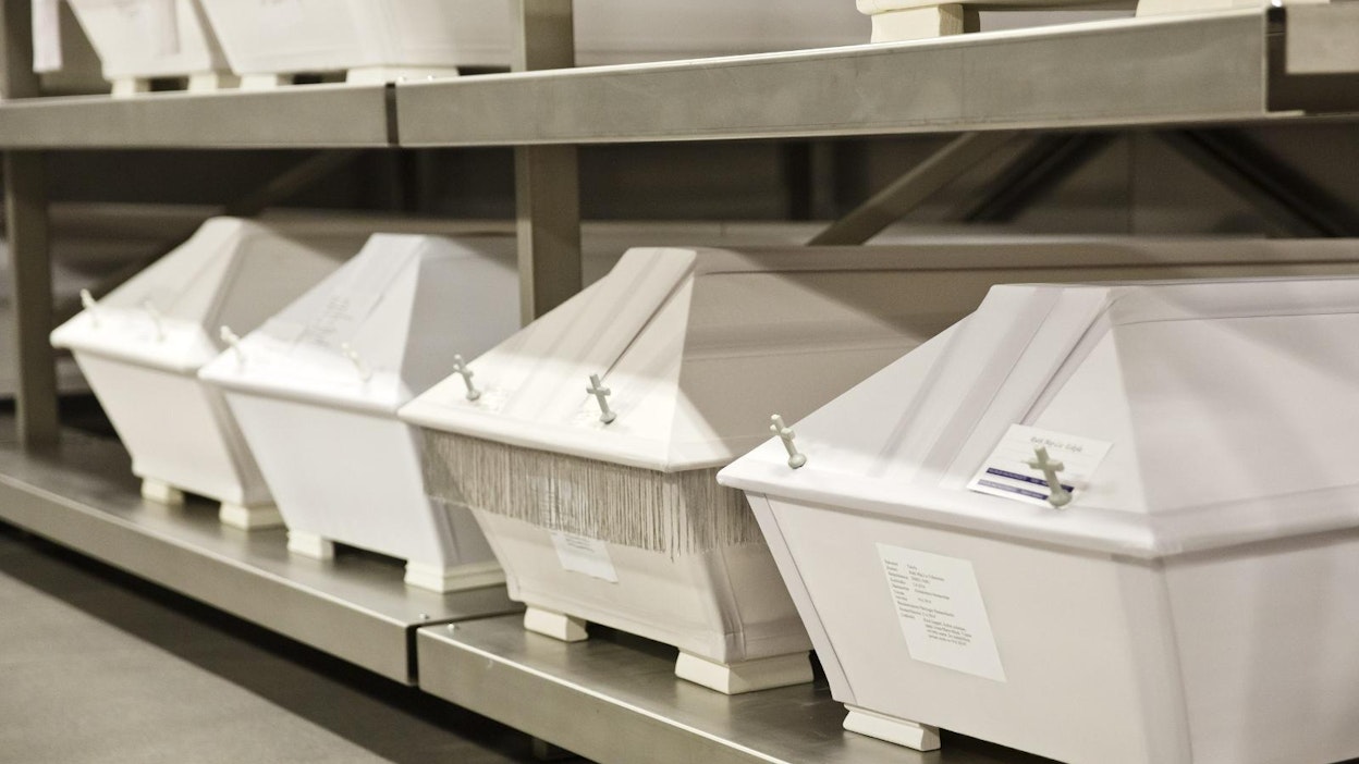 Hauta-arkkujen verhoilussa ei pian enää käytetä keinokuitua. Lehtikuva / Roni Rekomaa